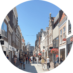 de langestraat in alkmaar tijdens het winkelen met TOP-Zorg senioren zondagen