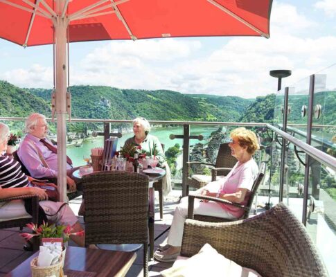 terras tijdens een topzorg reis met uitzicht over een rivier